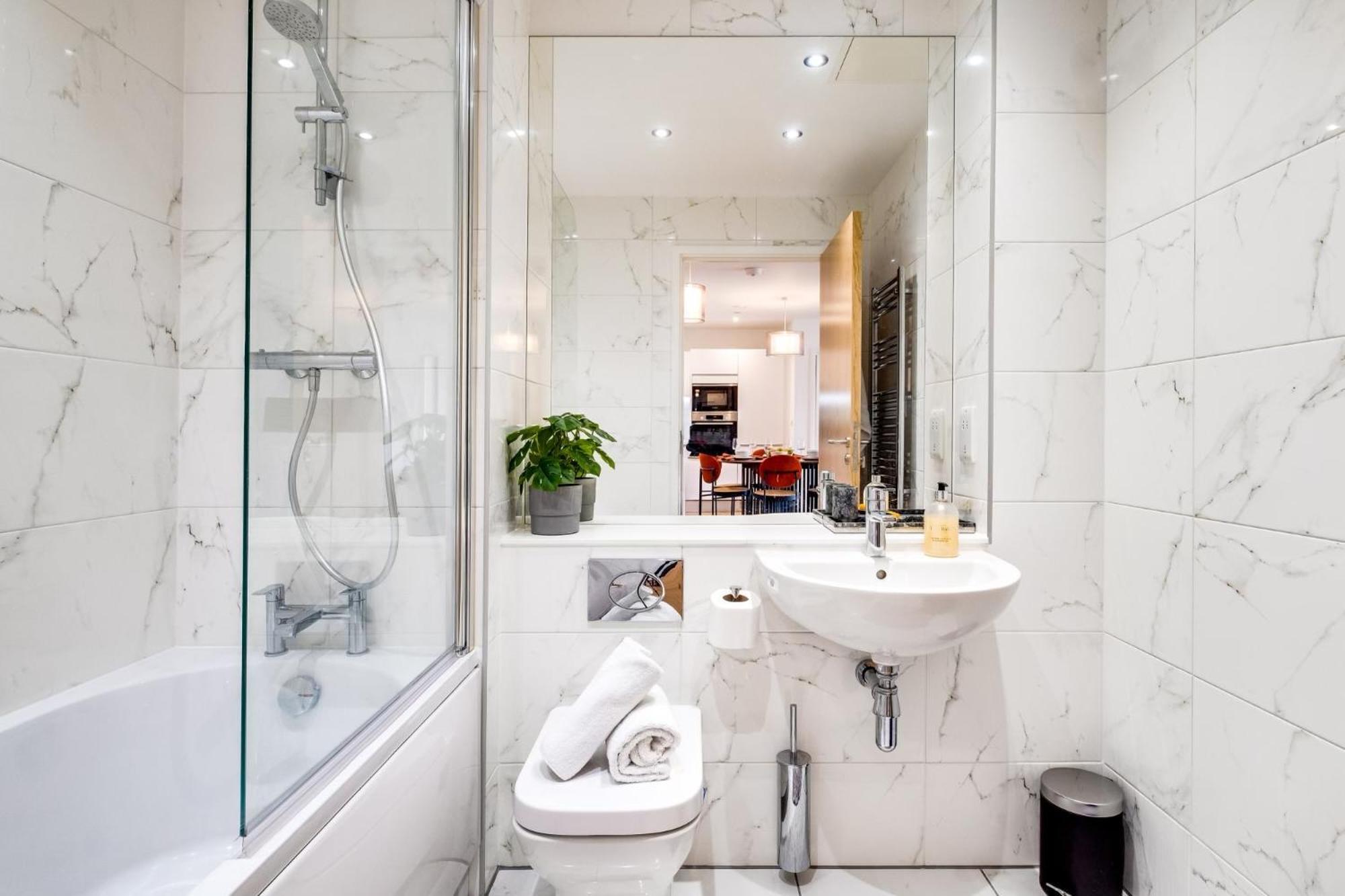 Luxurious & Glamorous Centrally Located 2 Bedroom 2 Bathroom Apartment - Central Birmingham - Secure Parking - Netflix エクステリア 写真