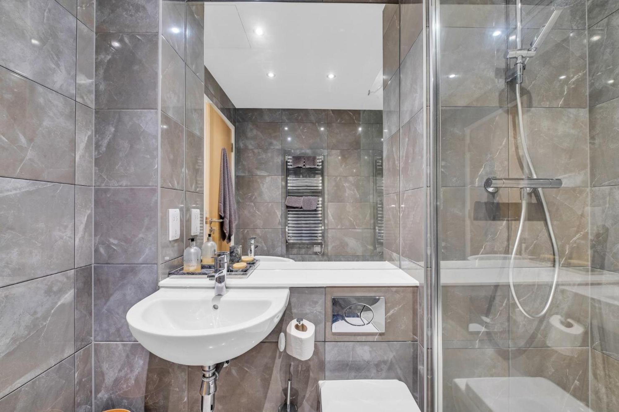 Luxurious & Glamorous Centrally Located 2 Bedroom 2 Bathroom Apartment - Central Birmingham - Secure Parking - Netflix エクステリア 写真