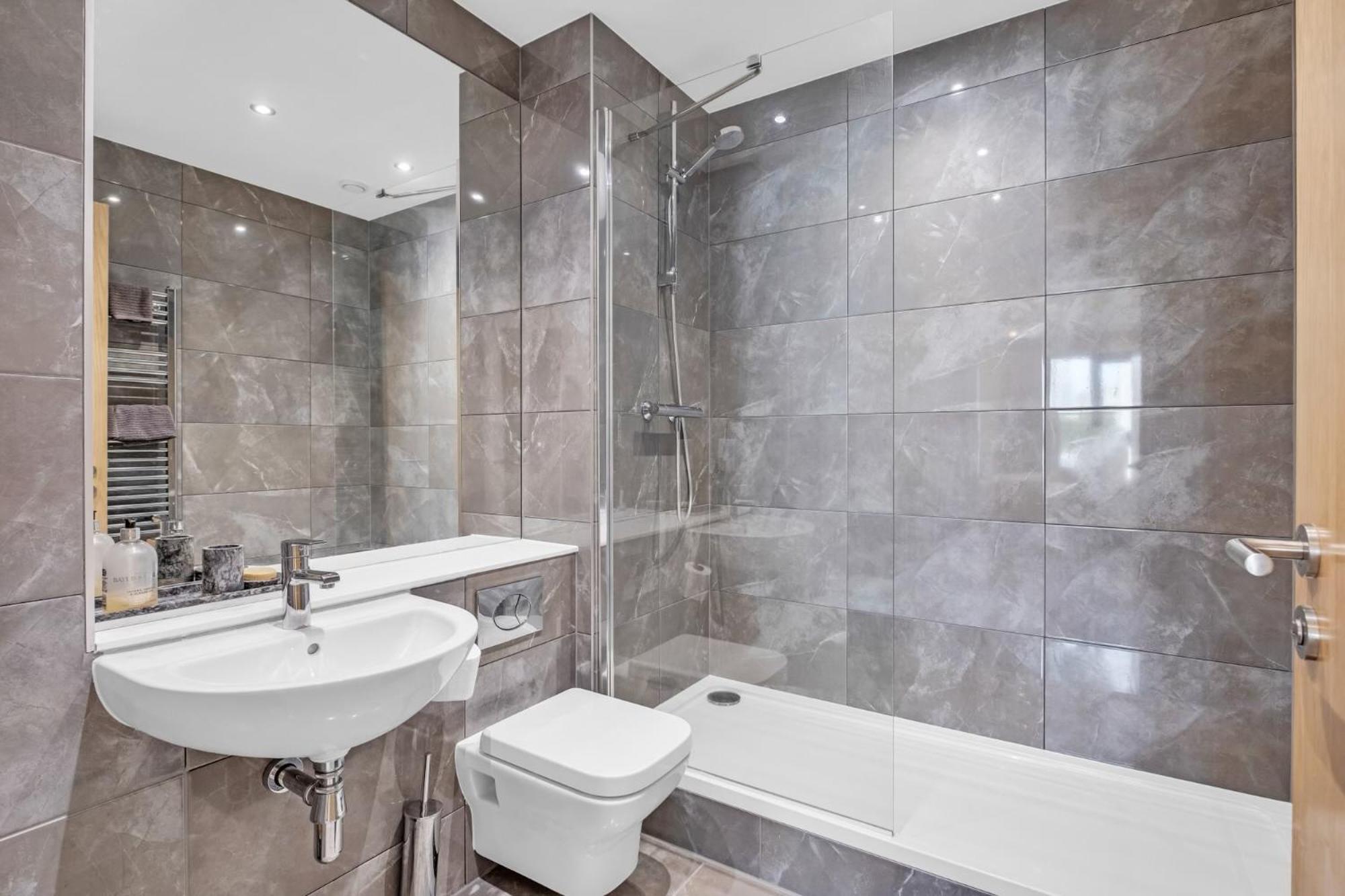 Luxurious & Glamorous Centrally Located 2 Bedroom 2 Bathroom Apartment - Central Birmingham - Secure Parking - Netflix エクステリア 写真