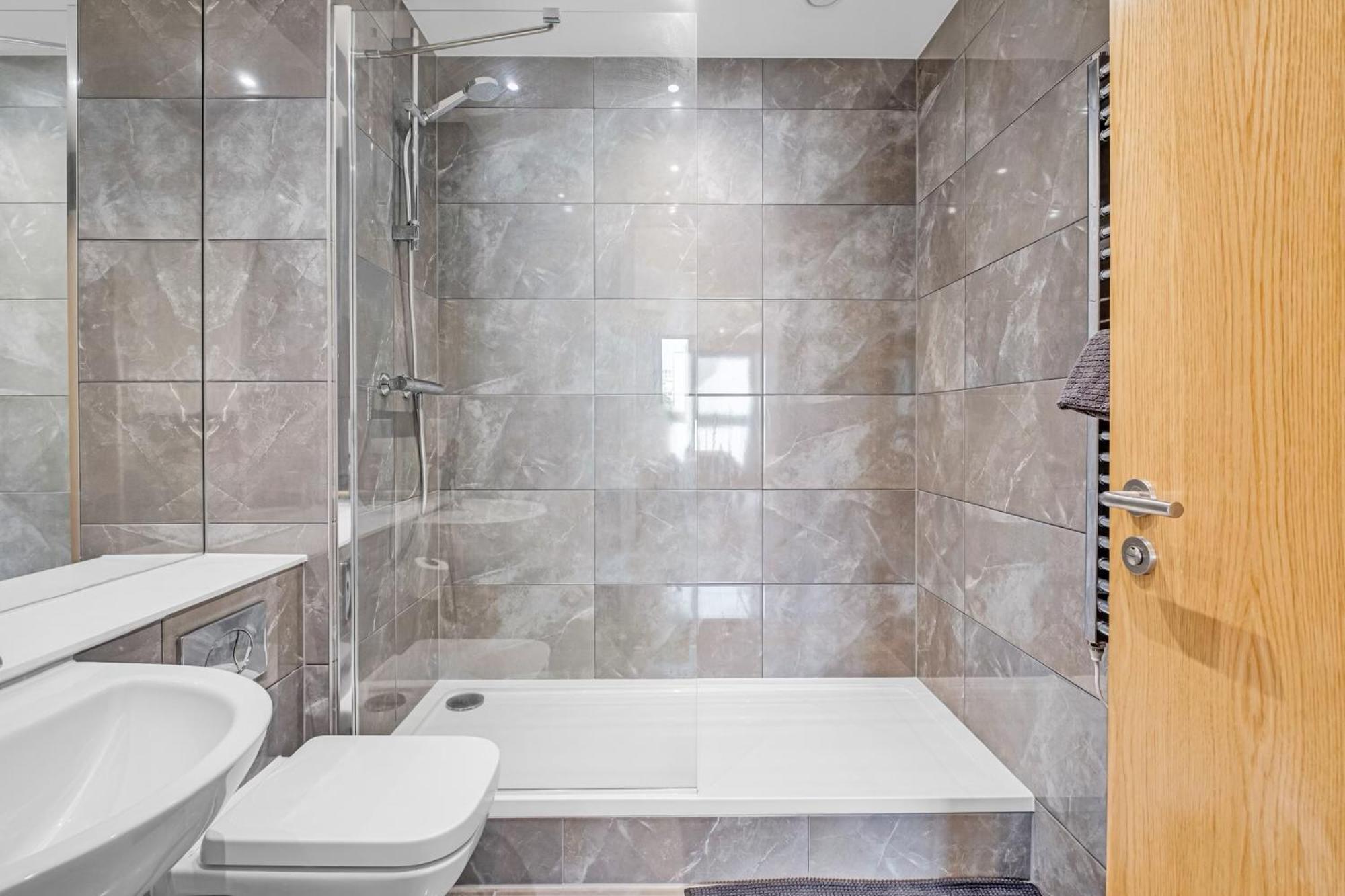 Luxurious & Glamorous Centrally Located 2 Bedroom 2 Bathroom Apartment - Central Birmingham - Secure Parking - Netflix エクステリア 写真
